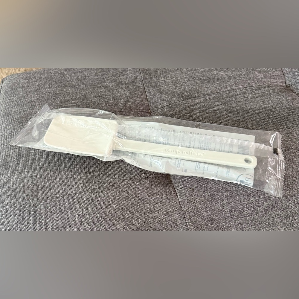 Pampered Chef Classic White Kitchen Spatula